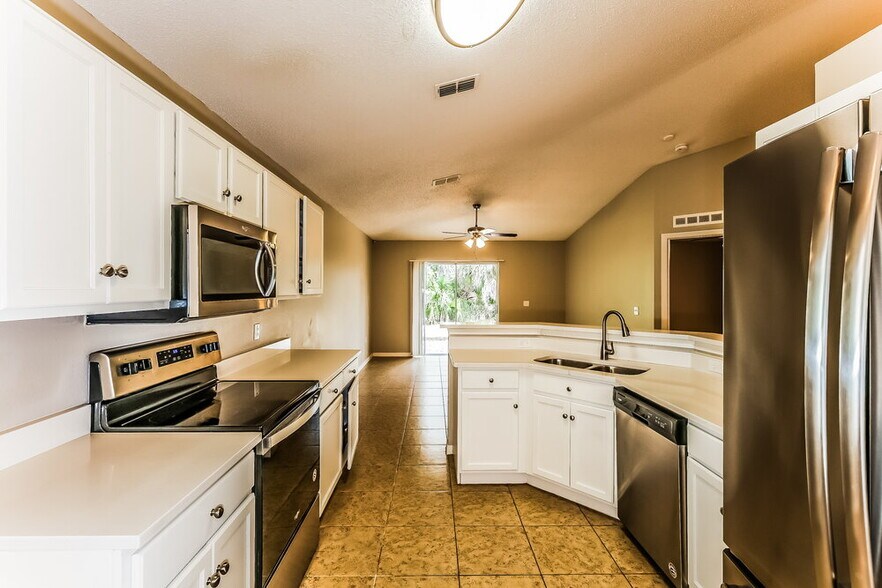 Building Photo - 6922 Crown Lake Dr