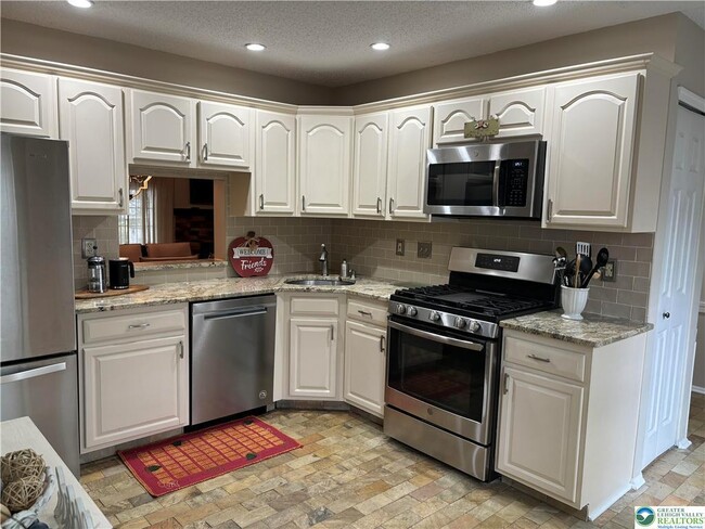 Building Photo - 1963 Delancey St