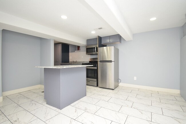 Building Photo - 2 Bed 1 Bath City Hideaway in SLC! Shops, Dining & Transit Nearby!!