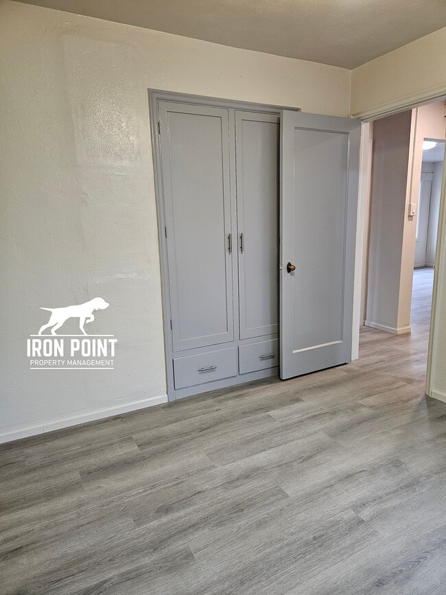 Building Photo - Renovated 3bed/2bath home w/gas fireplace, garage, near downtown Caldwell.