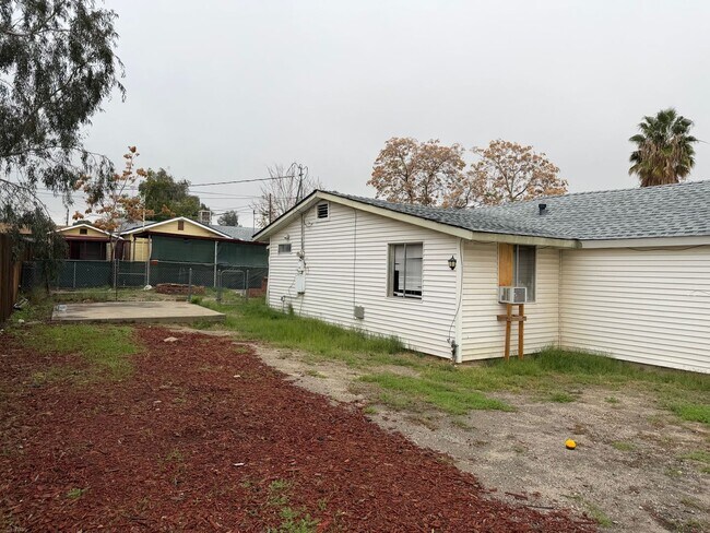 Building Photo - 2 bed 1 bath in Taft!