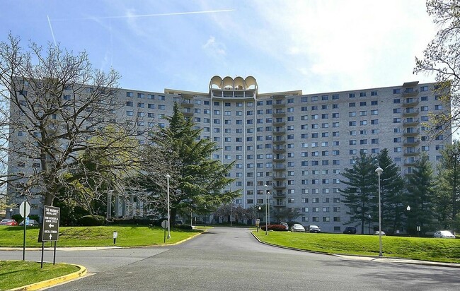 Building Photo - 1121 University Blvd W