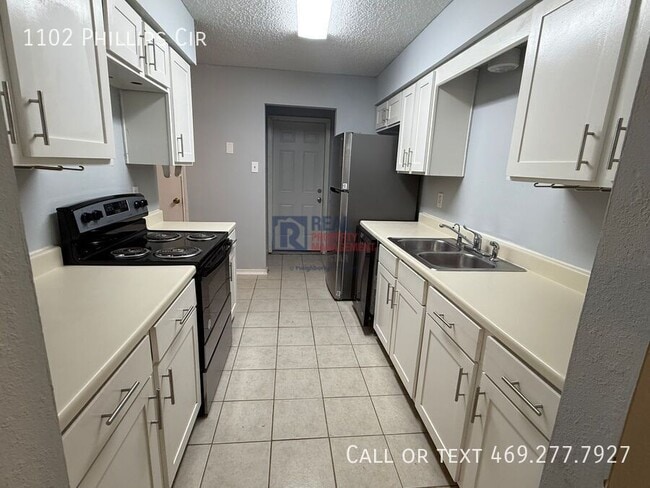 Building Photo - 1102 Phillips Cir