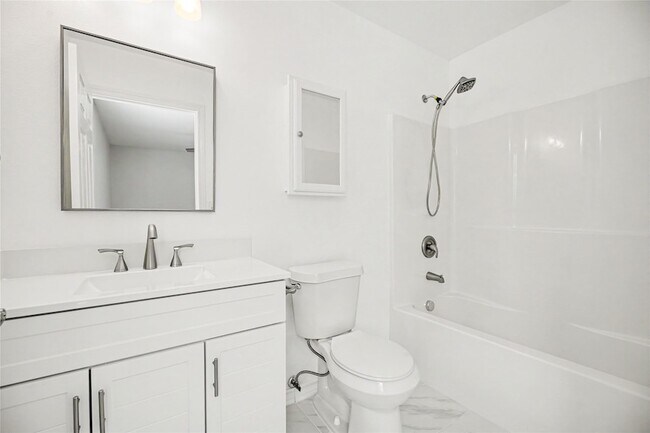 Building Photo - 326 S Bell Dr