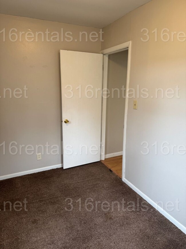 Building Photo - 3 Bedroom 1 bath house available now
