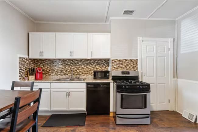 Building Photo - Newly Renovated 2 Bed, 1 Bath Home - Centr...