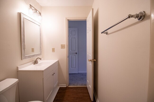 Building Photo - 3 Bedrooms, 2.5 Bathrooms Townhouse Rental