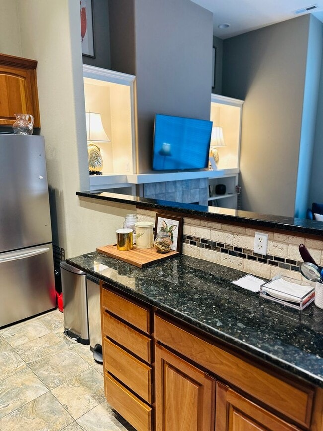 Building Photo - Charming Condo In the Center of Vancouver