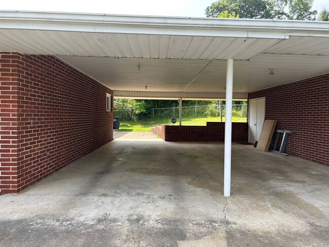 Building Photo - 3 Bedroom / 2 Bath Brick Home  Kingsport, TN