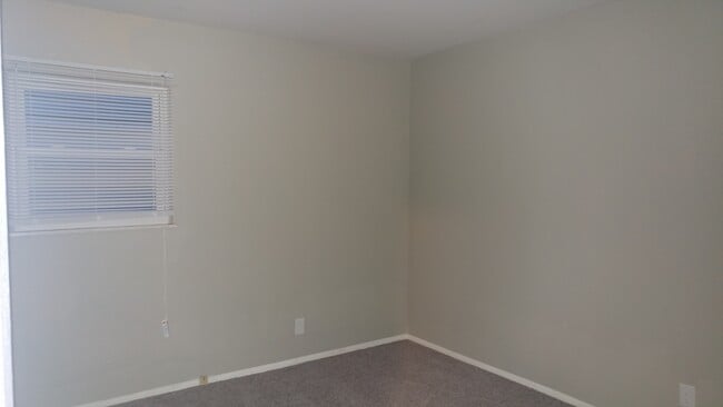 Building Photo - Beautiful single family ranch home located near the mall