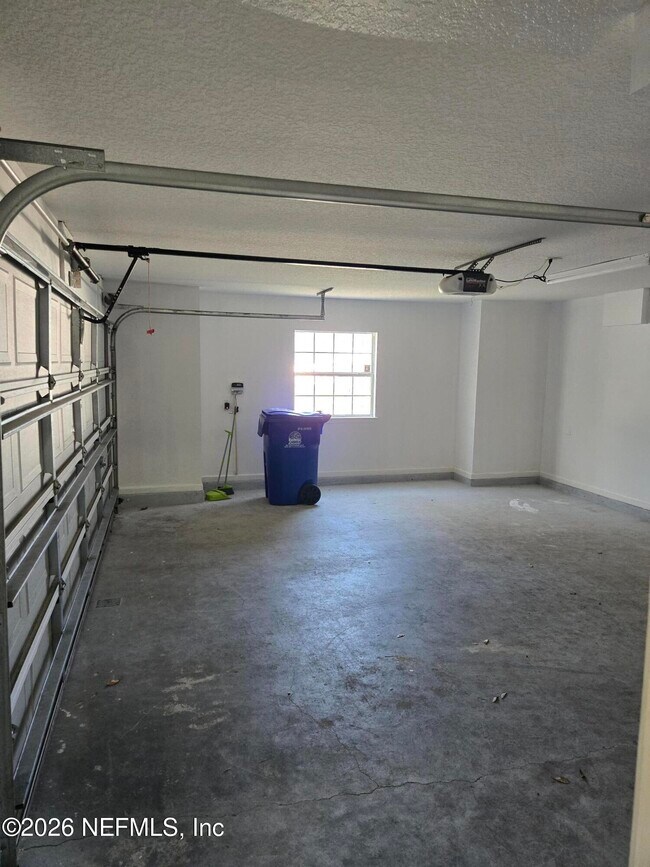 Building Photo - 1928 W Willow Branch Ln