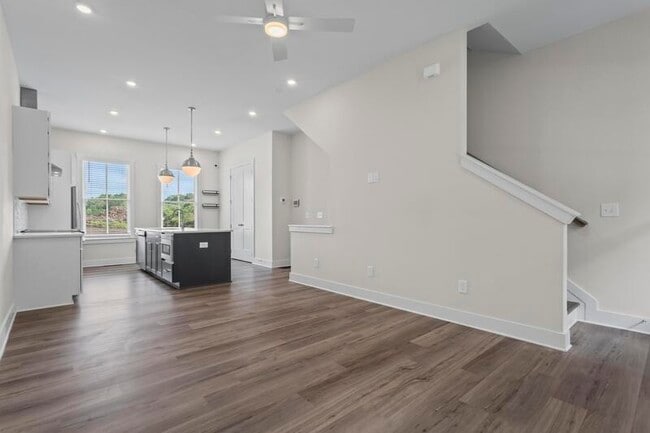 Building Photo - 1066 Crest Cir SE
