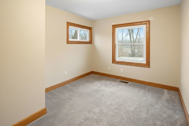 Building Photo - 1414 W Northeast Shore Dr