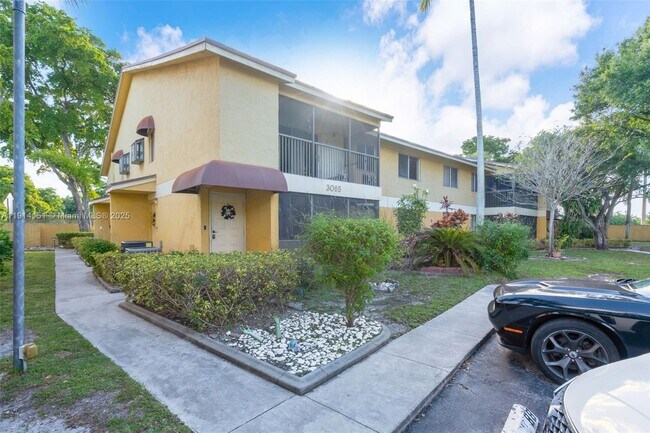 Building Photo - 3065 N Oakland Forest Dr