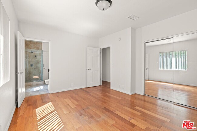 Building Photo - 3962 Oakfield Dr
