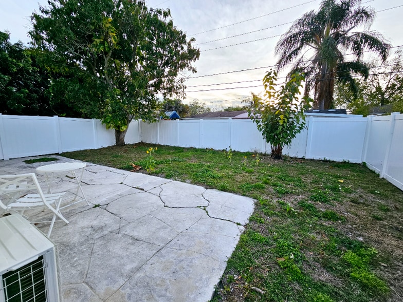Building Photo - 1 Gorgeous Bright Space with Private Yard