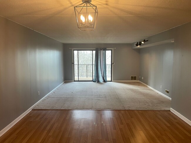 Building Photo - Newly Renovated Condo For Rent in Quaker V...