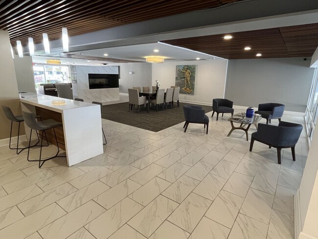 Building Photo - Updated 3 Bed Condo in Myers Park