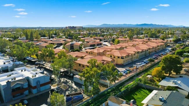 Building Photo - Bright 3-Bed Townhouse in Quiet Gated Community Near ASU