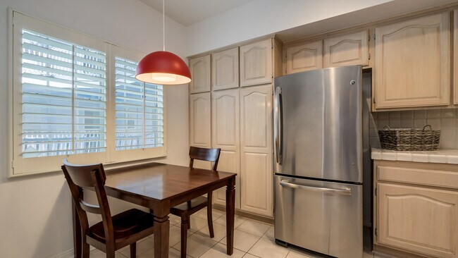 Building Photo - 2025 S Beverly Glen Blvd