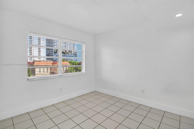 Building Photo - 500 NE 26th St