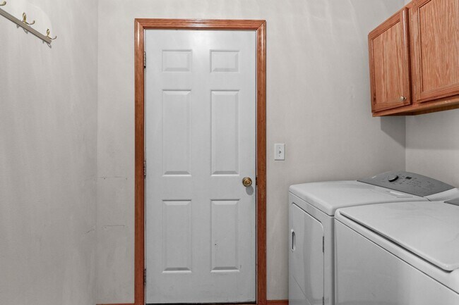 Building Photo - Colbert WA Rancher with Full basement for RENT!