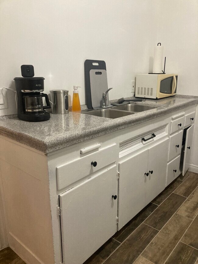Kitchen - 3622 W Adams Blvd