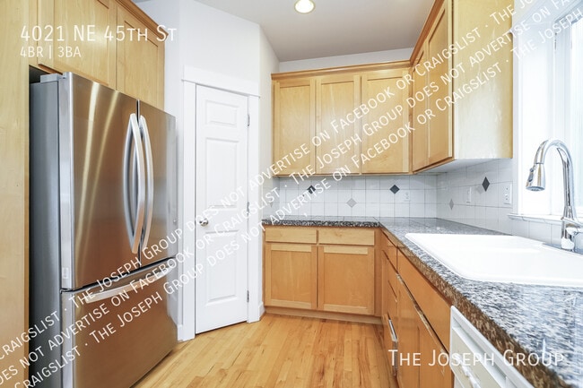 Building Photo - 4021 NE 45th St