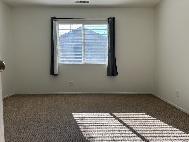 Building Photo - "Charming 3-Bedroom Riverside Retreat with 2.5 Baths – 1598 Sq Ft of Comfort on Winterberry Drive!"