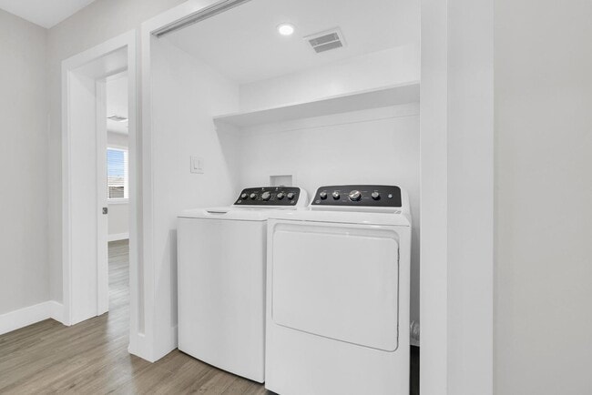 Building Photo - 6 BED/4 BATH Complete remodel with backyard pool & bar