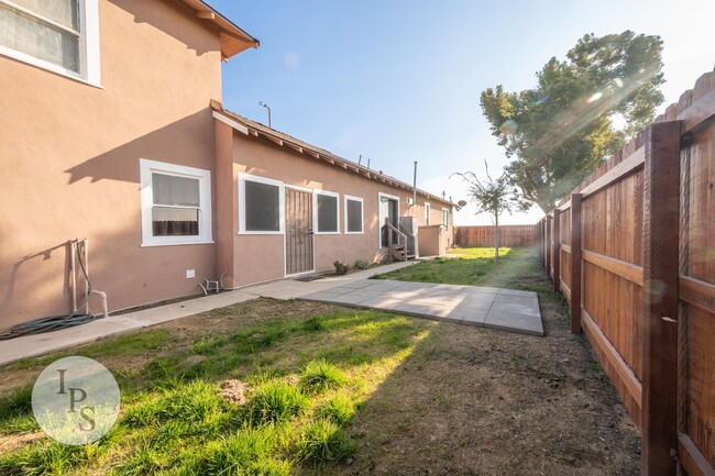 Building Photo - Fresno Westside Farm Home, 3BR/1BA, Built ...