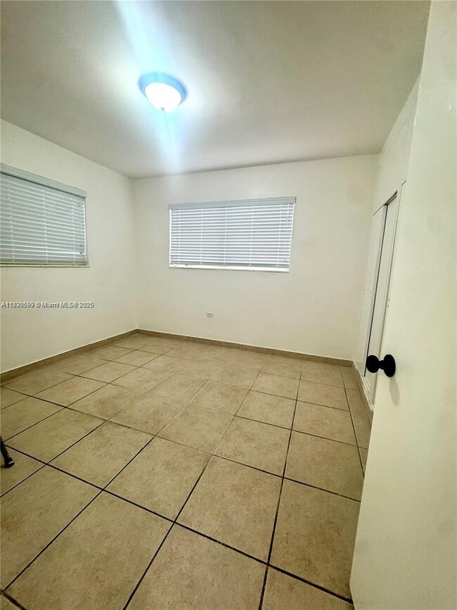 Building Photo - 539 W 40th Pl