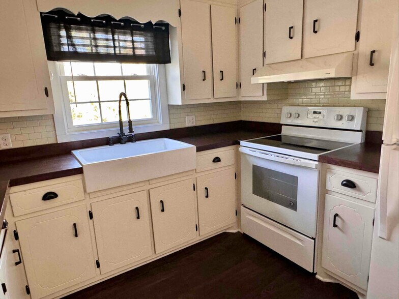 Building Photo - 3090 Brandon Rd