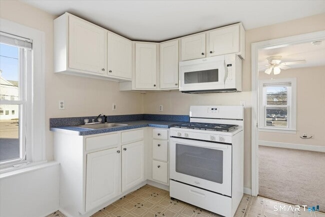 Building Photo - 194 Cherry St