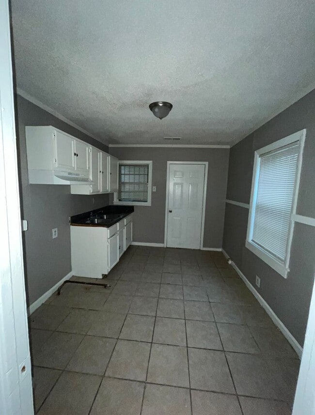 Building Photo - Renovated house in quite Neighborhood