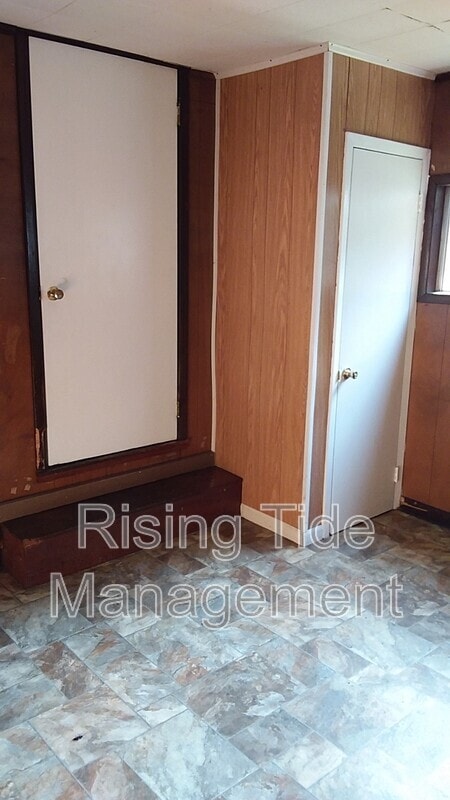 Building Photo - 1636 8th Ct W
