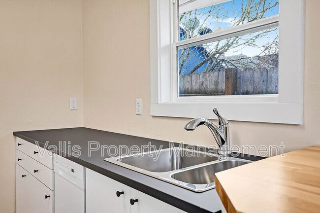 Building Photo - 351 19th St SE