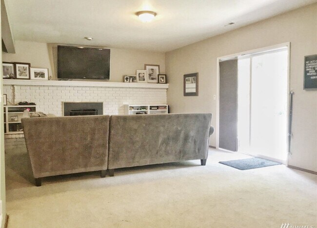Building Photo - Open, bright and roomy with private backyard