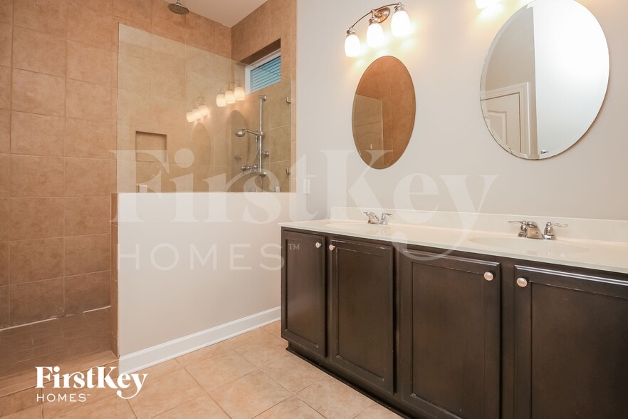 Building Photo - 215 Topsaw Ln