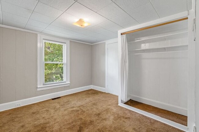 Building Photo - UNCG area with 3 bedrooms and 1 bath, Cent...