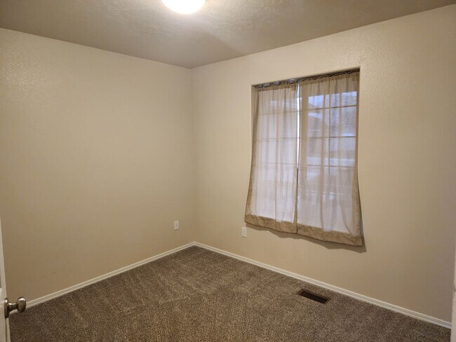 Building Photo - Charming single level 4 bedroom home in Crimson Point community. Spacious open floor plan, oversi...