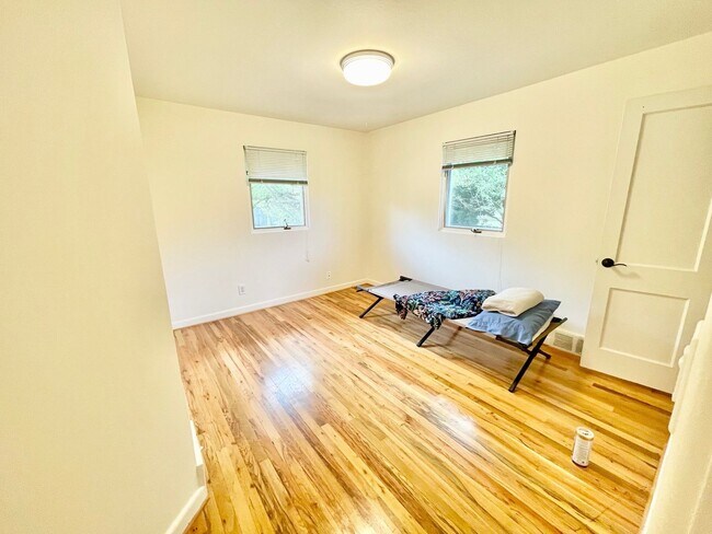 Building Photo - Charming  home on quiet street, great loca...