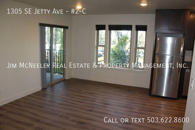 Building Photo - Upper level 2 bed/ 1 bath w/ 1 Assigned Pa...