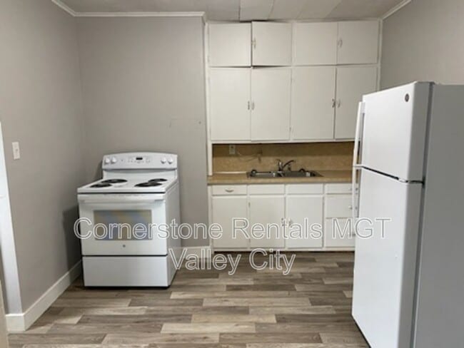 Building Photo - 208 5th Ave SW