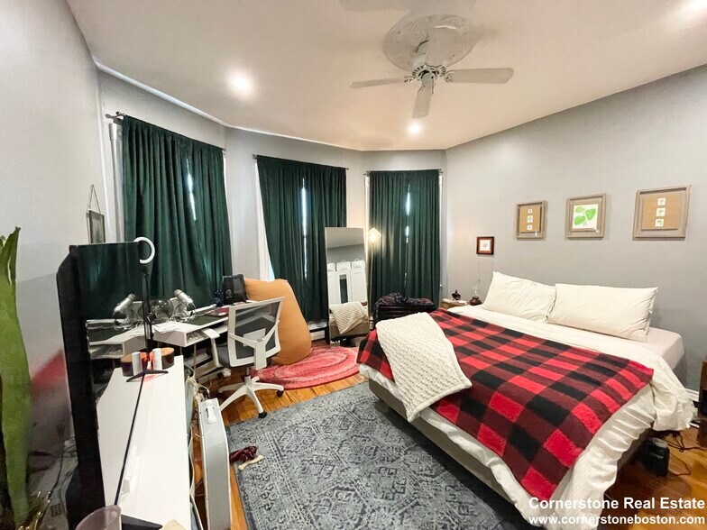 Building Photo - 18 Sunset St