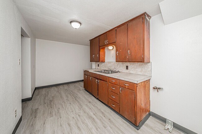 Building Photo - 411 W 5th St