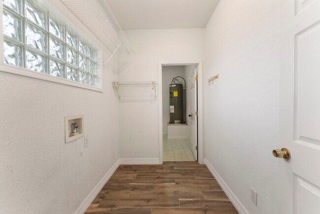 Building Photo - 13942 Longstreet Rd