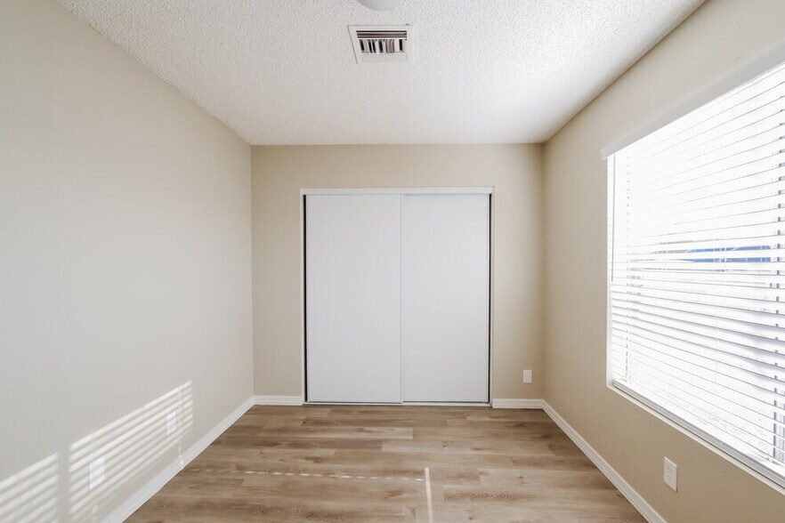 Building Photo - 5222 W Aster Dr