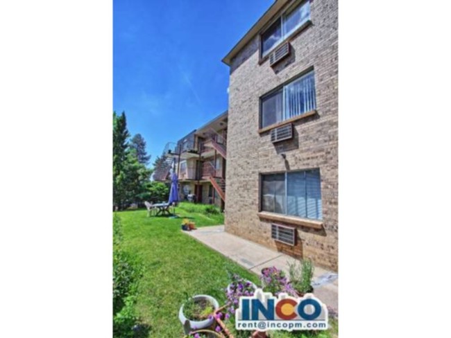 Building Photo - Convenient location! 2 bed 1 bath Apartmen...