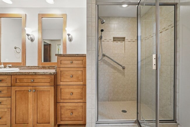 Building Photo - Charming 5 Bedroom, 3.5 Bathroom Home in M...